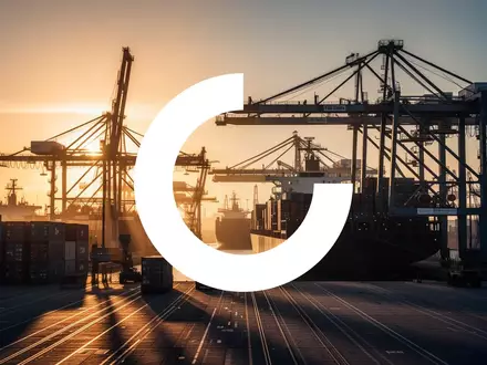 Moderne industrielle Hafenanlage in der Abendsonne als Symbol für wirtschaftliches Wachstum und industrielle Stärke. - Foto: über boerse-global.de