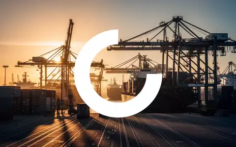 Moderne industrielle Hafenanlage in der Abendsonne als Symbol für wirtschaftliches Wachstum und industrielle Stärke. - Foto: über boerse-global.de