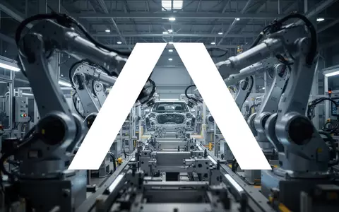 Moderne automatisierte Fertigungsanlage in einer Industriehalle mit atmosphärischer Beleuchtung. - Foto: über boerse-global.de