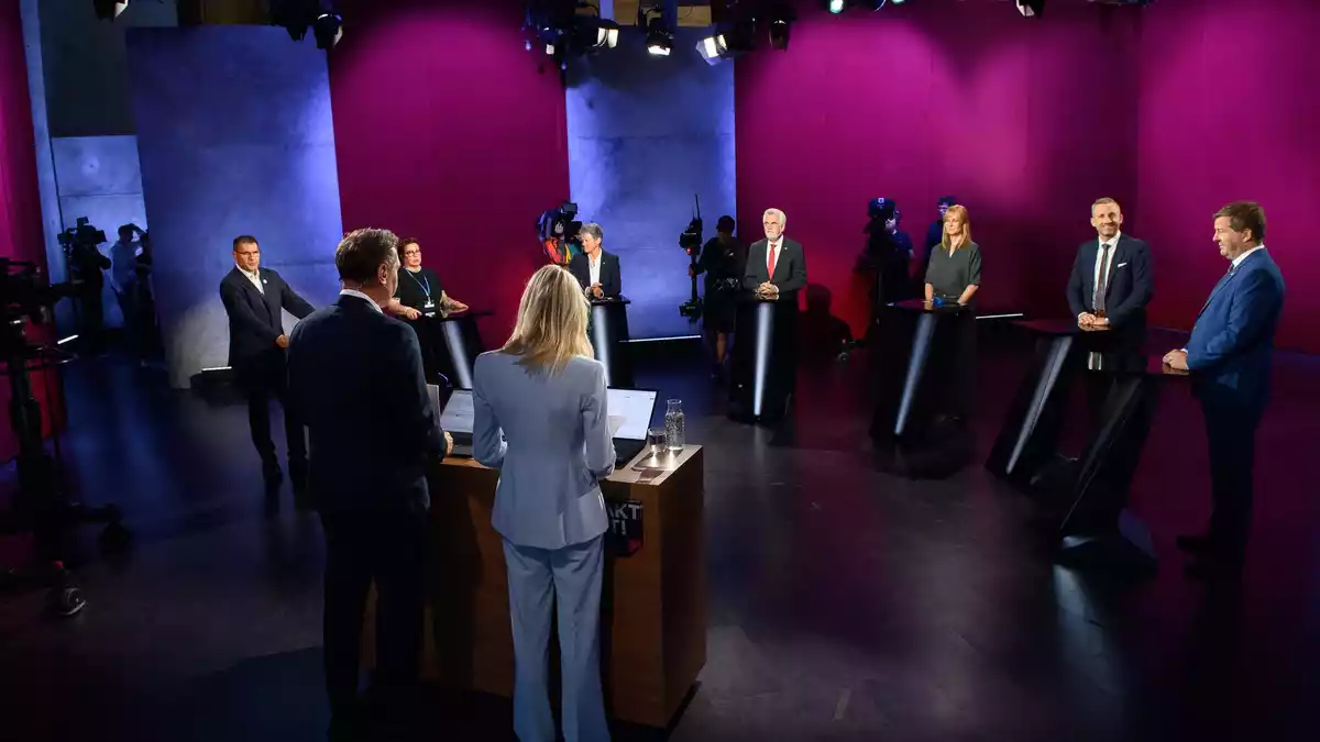 Nach dem Duell wurde die Runde um weitere Spitzenkandidaten erweitert.  - Bild: Klaus-Dietmar Gabbert/dpa