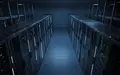 Ein minimalistischer Serverraum mit blauer Beleuchtung und geordneten Server-Racks in einer modernen Industrieumgebung. - Foto: über boerse-global.de