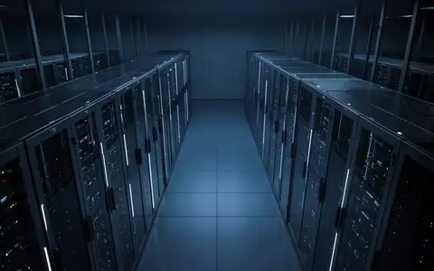 Ein minimalistischer Serverraum mit blauer Beleuchtung und geordneten Server-Racks in einer modernen Industrieumgebung. - Foto: über boerse-global.de