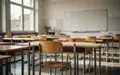 Ein leerer, sonnendurchfluteter Klassenraum mit leeren Schreibtischen und Stühlen in einer modernen Schule. - Foto: über boerse-global.de