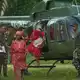 Hier sind Überlebende zu sehen, die evakuiert wurden. - Bild: Niranjan Shrestha/AP/dpa