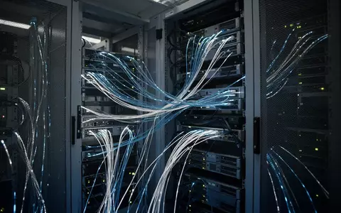 Moderne Serverinfrastruktur in einem Rechenzentrum mit leuchtenden Glasfaserkabeln und technischer Hardware. - Foto: über boerse-global.de