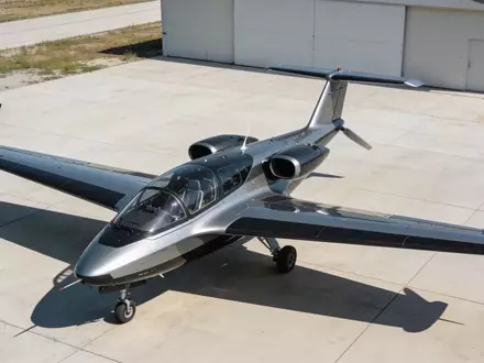 Modernes Fixed-Wing-eVTOL-Flugzeug auf einem Flugfeld bei natürlichem Tageslicht. - Foto: über boerse-global.de
