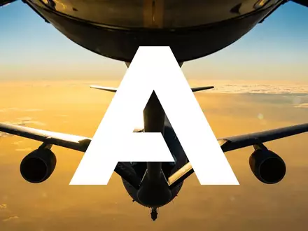 Silhouettiertes Tankflugzeug am goldenen Himmel als Symbol für Luftfahrtindustrie und Großaufträge - Foto: über boerse-global.de