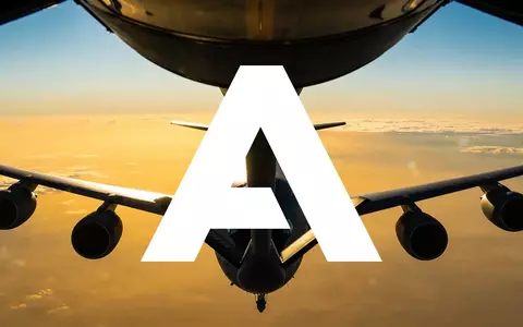 Silhouettiertes Tankflugzeug am goldenen Himmel als Symbol für Luftfahrtindustrie und Großaufträge - Foto: über boerse-global.de