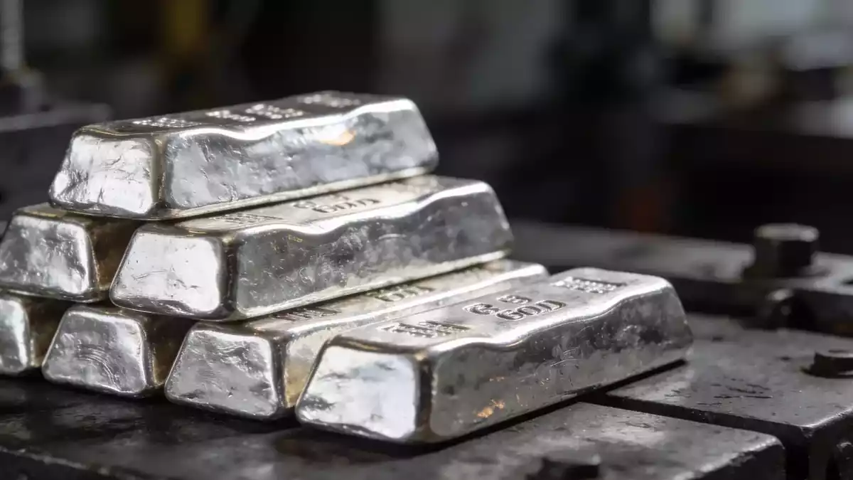 Silver Pauses After 20% Monthly Surge as Fed Rate Bets Shift