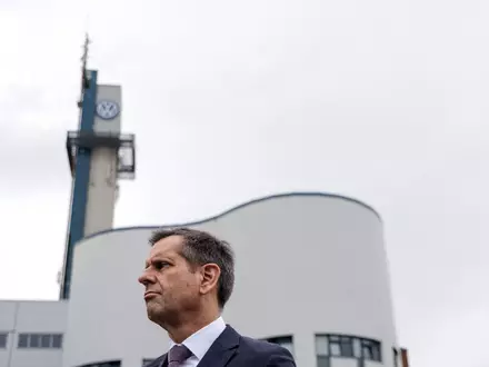 Niedersachsens Ministerpräsident Olaf Lies fordert vom VW-Vorstand eine klare Zukunftsperspektive.  - Foto: David Ebener/dpa