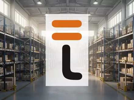 Moderne Logistikhalle mit symmetrischen Regalsystemen und hellem, einfallendem Tageslicht. - Foto: über boerse-global.de
