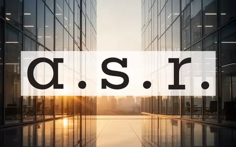 Moderne, lichtdurchflutete Büroarchitektur bei Sonnenaufgang als Symbol für finanzielle Stabilität und Erfolg. - Foto: über boerse-global.de