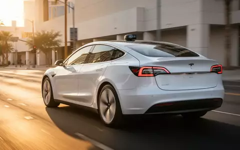 Ein autonomes Elektrofahrzeug fährt bei Sonnenuntergang durch eine moderne Stadt. - Foto: über boerse-global.de