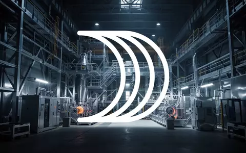 Abstraktes Bild einer industriellen Fertigungsanlage mit kühler Beleuchtung und metallischen Strukturen. - Foto: über boerse-global.de