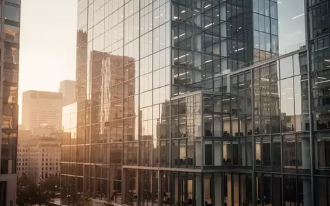 Moderne Glasfassade eines Bürogebäudes im Finanzviertel bei goldenem Licht. - Foto: über boerse-global.de