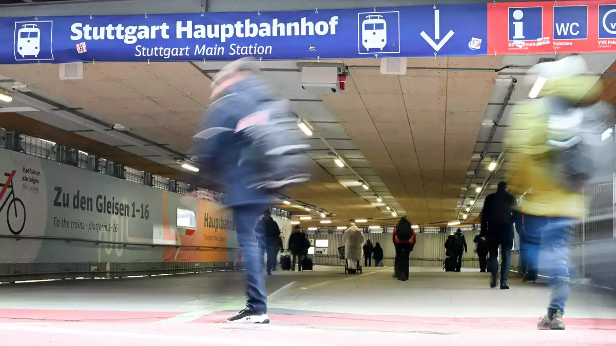 Man macht lange Meter am Stuttgarter Hauptbahnhof. (Archivbild) - Bild: Bernd Weißbrod/dpa