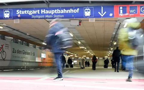 Man macht lange Meter am Stuttgarter Hauptbahnhof. (Archivbild) - Foto: Bernd Weißbrod/dpa