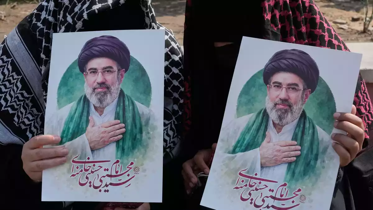 In der Öffentlichkeit zeigt sich das iranische Staatsoberhaupt Modschtaba Chamenei bisher nicht. (Archivbild) - Bild: Vahid Salemi/AP/dpa