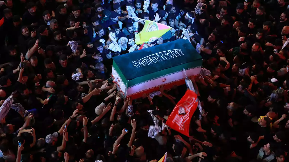 Trauernde tragen den Sarg des iranischen Obersten Führers Ajatollah Ali Chamenei während seines Trauerzuges in Karbala. - Bild: Ameer Al-Mohammedawi/dpa