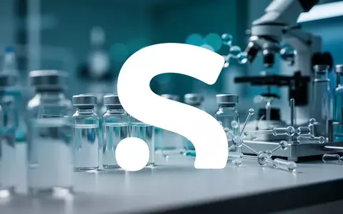 Abstrakte Darstellung einer pharmazeutischen Laborumgebung mit Fokus auf medizinische Glasfläschchen und Forschung. - Foto: über boerse-global.de