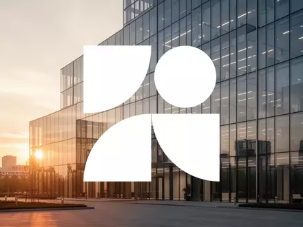 Moderne Glasfassade eines Bürogebäudes im goldenen Licht als Symbol für gewerbliche Immobilieninvestitionen. - Foto: über boerse-global.de
