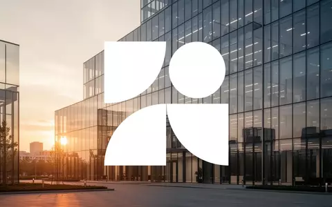 Moderne Glasfassade eines Bürogebäudes im goldenen Licht als Symbol für gewerbliche Immobilieninvestitionen. - Foto: über boerse-global.de