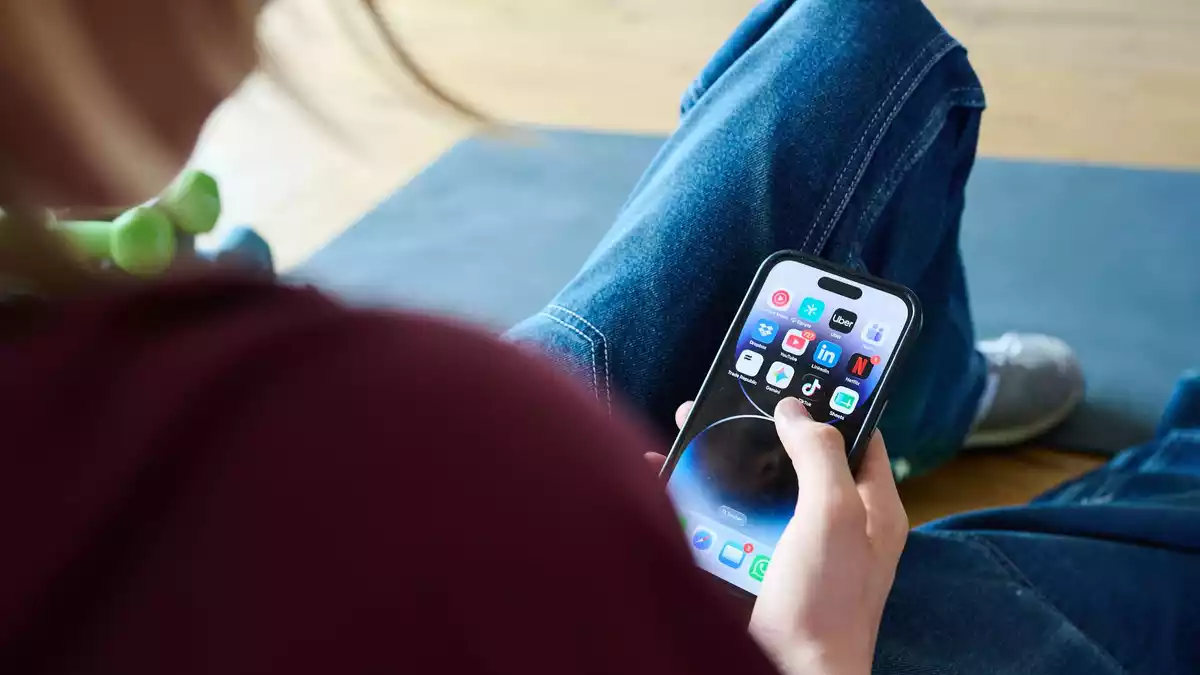 Social Media sind Alltag für Kinder und Jugendliche - aber viele haben eigene Strategien für den Umgang damit. (Symbolbild) - Bild: Annette Riedl/dpa