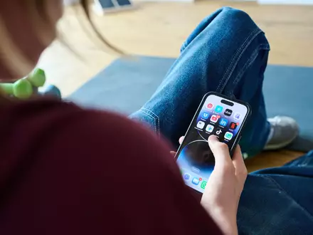Social Media sind Alltag für Kinder und Jugendliche - aber viele haben eigene Strategien für den Umgang damit. (Symbolbild) - Foto: Annette Riedl/dpa