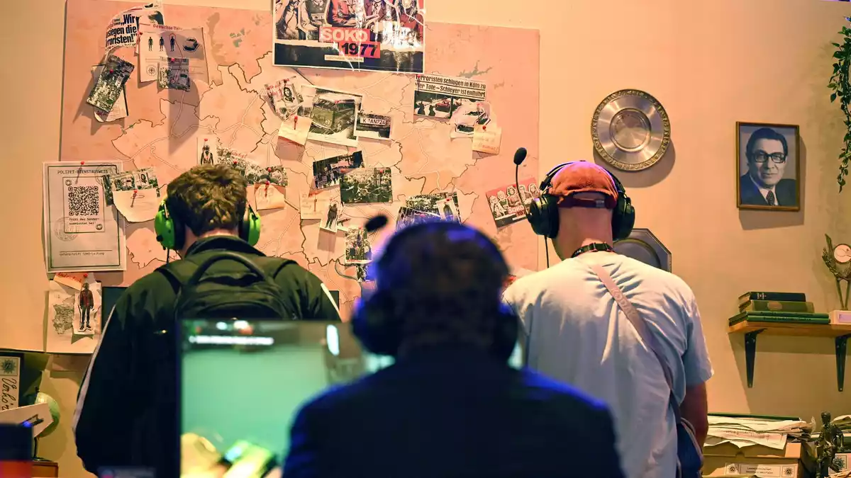 An einem Gamescom-Stand können Messebesucher noch bis Sonntag «Soko 1977» zur Probe spielen. - Bild: Wolf von Dewitz/dpa