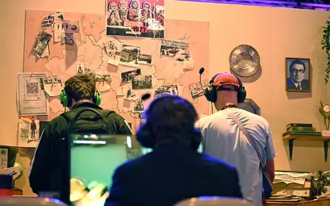 An einem Gamescom-Stand können Messebesucher noch bis Sonntag «Soko 1977» zur Probe spielen. - Foto: Wolf von Dewitz/dpa