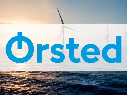 Moderne Offshore-Windkraftanlagen im Ozean bei Sonnenaufgang als Symbol für erneuerbare Energien. - Foto: über boerse-global.de