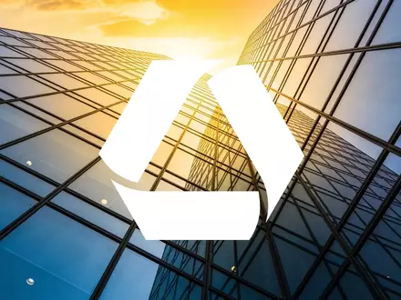 Moderne Glasfassade eines Bürogebäudes im goldenen Licht eines Sonnenuntergangs im Finanzviertel. - Foto: über boerse-global.de
