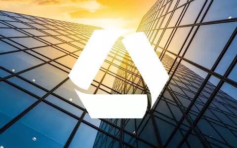 Moderne Glasfassade eines Bürogebäudes im goldenen Licht eines Sonnenuntergangs im Finanzviertel. - Foto: über boerse-global.de