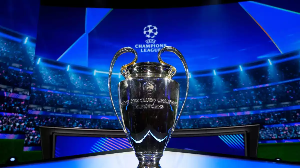 Der Henkelpott für den Sieger der Champions League - die wichtigste Trophähe im europäischen Club-Fußball. (Archivbild)   - Bild: Gregorio Borgia/AP/dpa