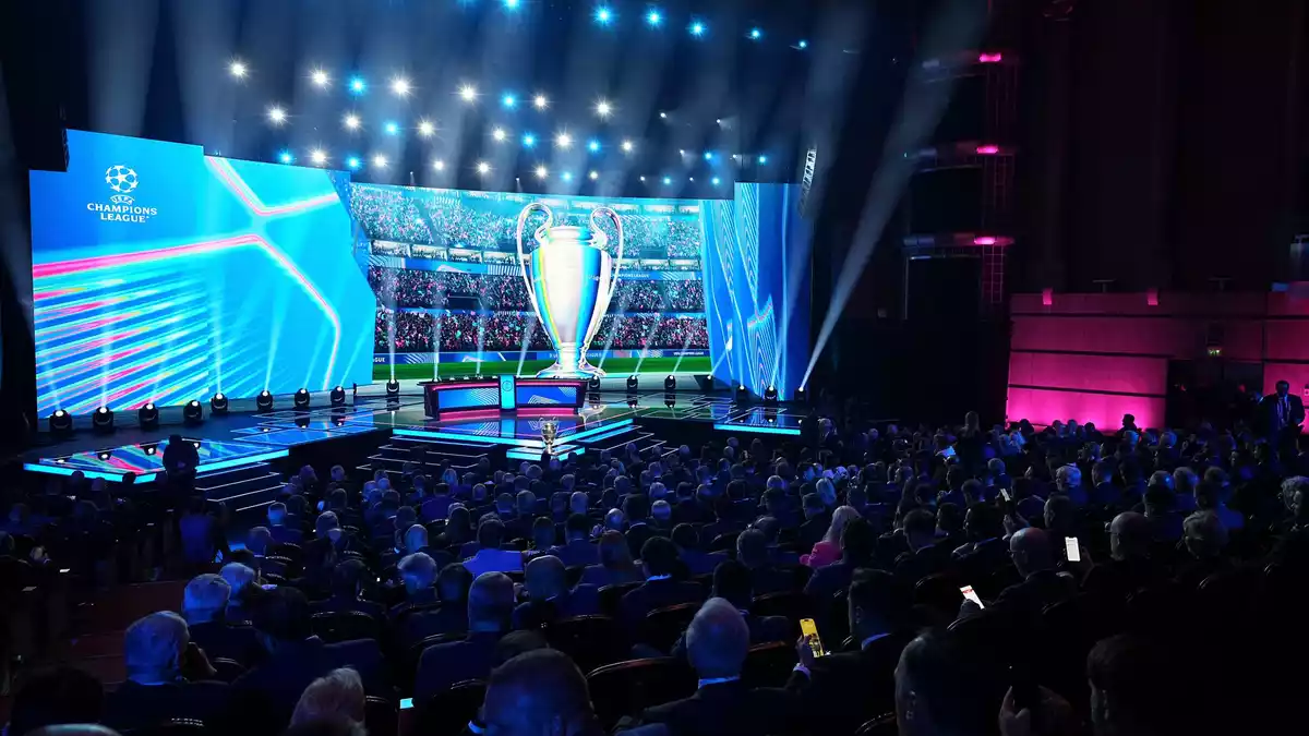 Das Grimaldi Forum in Monaco ist der traditionelle Ort für die Auslosung zur Champions League. (Archivbild) - Bild: Laurent Cipriani/AP/dpa