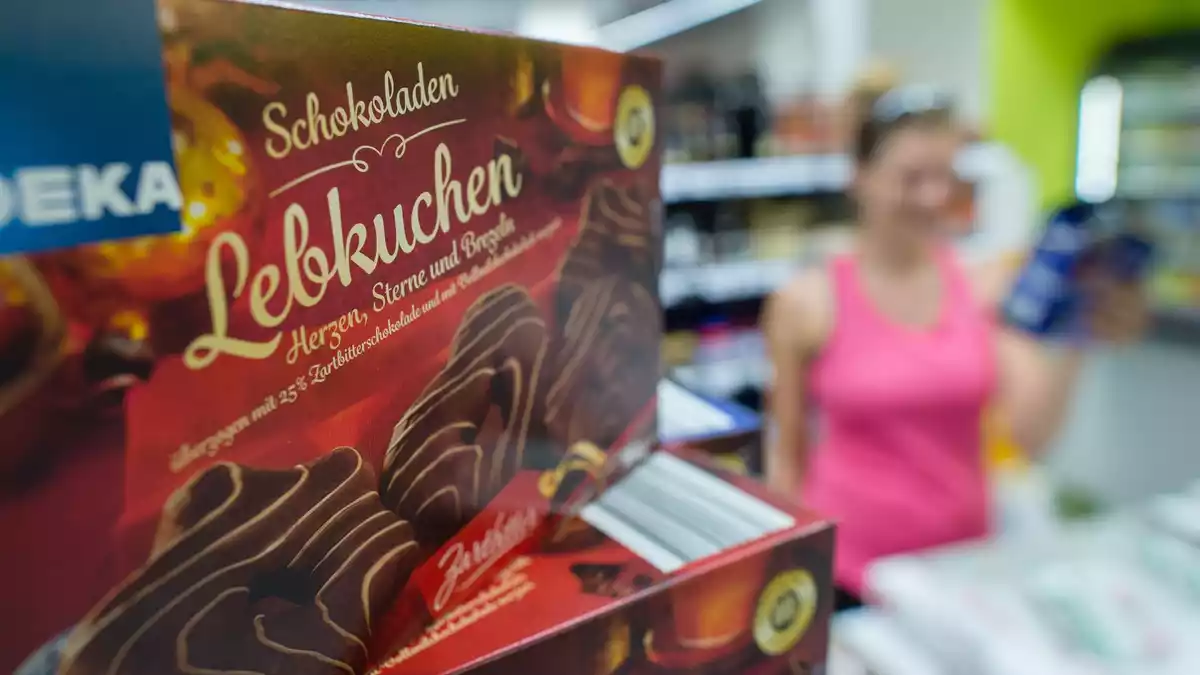 Schon ab Spätsommer türmt sich das Weihnachtsgebäck im Laden - Bild: picture alliance / Sebastian Gollnow/dpa