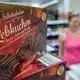 Schon ab Spätsommer türmt sich das Weihnachtsgebäck im Laden - Bild: picture alliance / Sebastian Gollnow/dpa