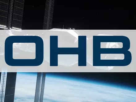 Abstrakte Darstellung von Satellitentechnologie und Weltraumforschung vor dem Hintergrund der Erde. - Foto: über boerse-global.de
