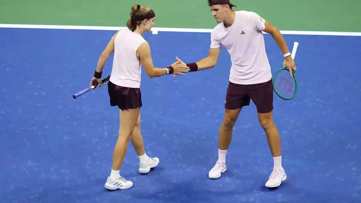 Mensik (rechts) und Muchova dominierten den ersten Satz und holen im Tiebreak den Titel. - Bild: Frank Franklin II/AP/dpa