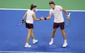 Mensik (rechts) und Muchova dominierten den ersten Satz und holen im Tiebreak den Titel. - Foto: Frank Franklin II/AP/dpa