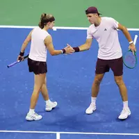 Mensik (rechts) und Muchova dominierten den ersten Satz und holen im Tiebreak den Titel. - Foto: Frank Franklin II/AP/dpa