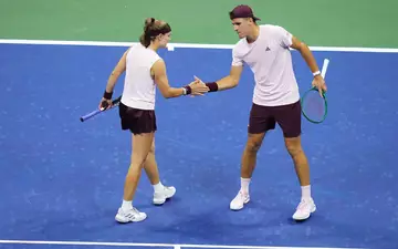 Mensik (rechts) und Muchova dominierten den ersten Satz und holen im Tiebreak den Titel. - Foto: Frank Franklin II/AP/dpa