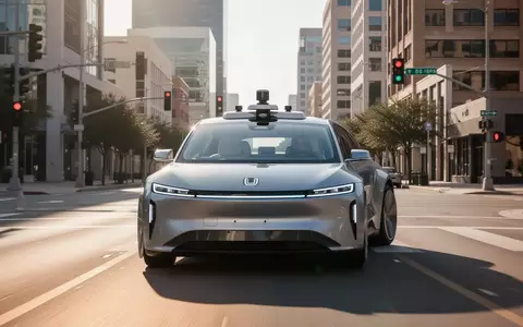 Ein autonomes Fahrzeug fährt durch eine städtische Kreuzung bei hellem Tageslicht. - Foto: über boerse-global.de
