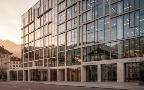Moderne Fassade eines hochwertigen Schweizer Geschäftshauses bei goldenem Licht. - Foto: über boerse-global.de