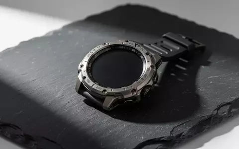 Eine hochwertige, robuste Smartwatch mit Titangehäuse liegt auf einer dunklen, texturierten Oberfläche in einem Studio. - Foto: über boerse-global.de