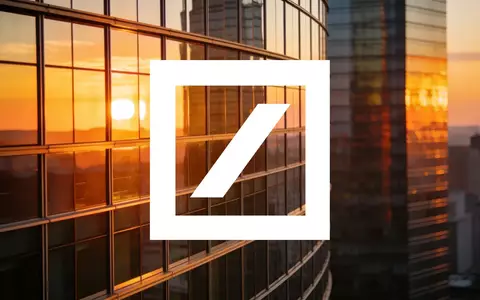 Moderne Glasfassade eines Bürogebäudes im Licht des Sonnenaufgangs als Symbol für den Finanzsektor - Foto: über boerse-global.de