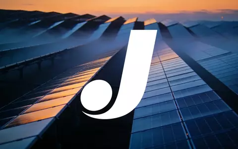 Moderne Solarparks bei Dämmerung, die den volatilen Markt für erneuerbare Energien symbolisieren. - Foto: über boerse-global.de