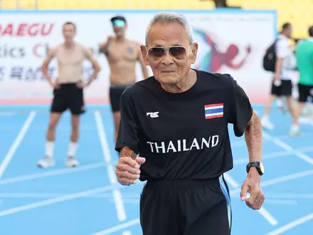 Sawang Janpram hält sich mit regelmäßigen Spaziergängen fit. Zudem treibt er mehrfach die Woche Sport. - Foto: -/YNA/dpa