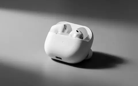 Ein weißes Ladecase für kabellose Kopfhörer auf einer neutralen, grauen Oberfläche in einem minimalistischen Studio-Setup. - Foto: über boerse-global.de