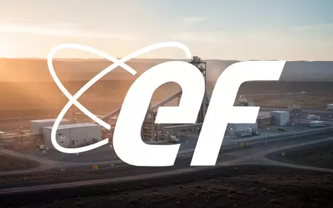 Moderne Energieinfrastruktur einer Uran-Verarbeitungsanlage in einer weiten Landschaft bei Sonnenaufgang. - Foto: über boerse-global.de
